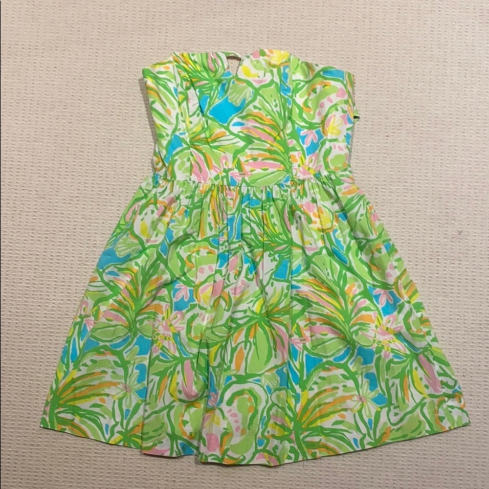 Lily Pulitzer dress size 6 beautiful neckline/back